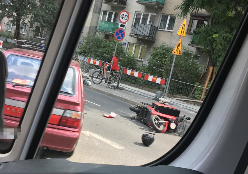Wypadek na Wyszyńskiego. Auto zderzyło się motorowerem