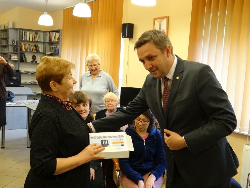 Grzegorz Kiełb przekazał nowe czytaki Miejskiej Bibliotece