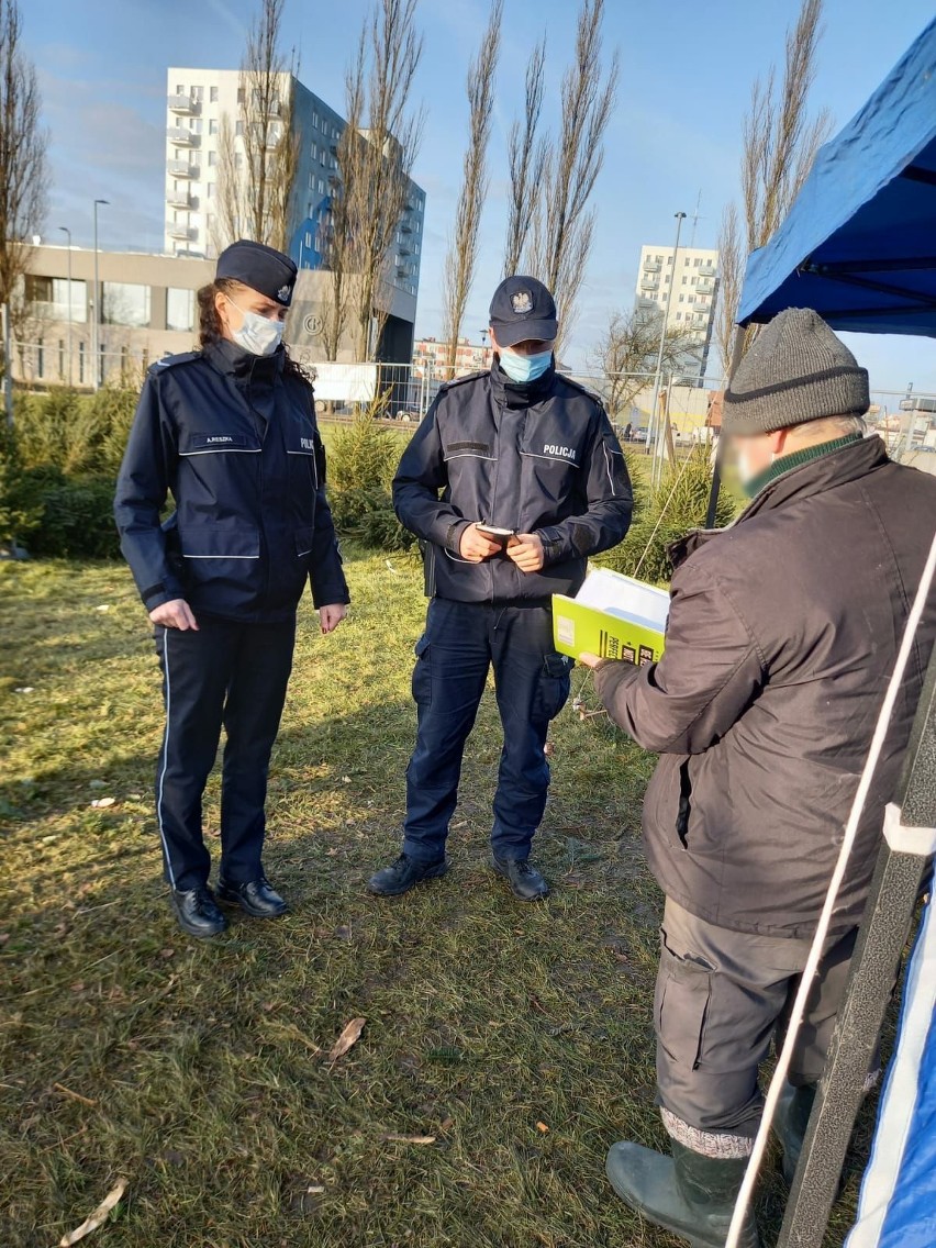 Mundurowi sprawdzają źródło pochodzenia drzewek oraz faktury...