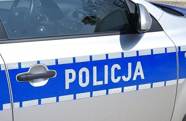 Kiedy policjanci wyszli z bloku przy Barszczańskiej 10, radiowóz miał wybitą przednią szybę