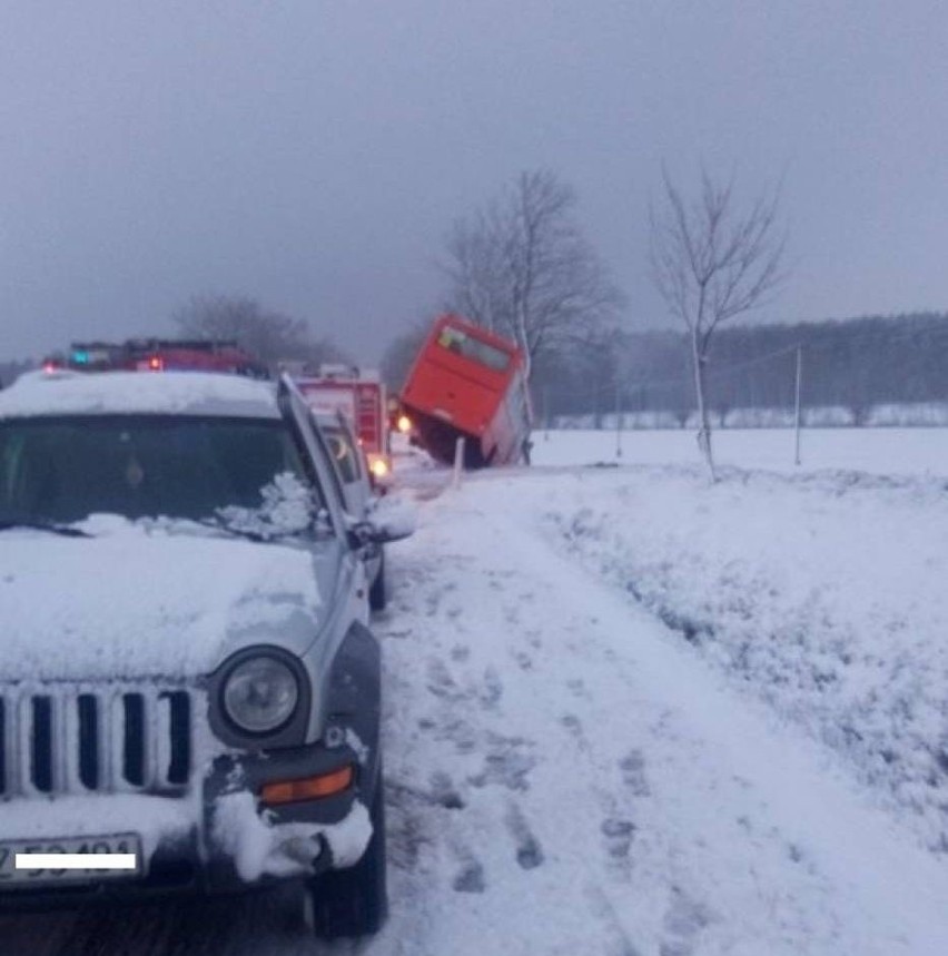 W Otorowie szkolny autobus z dziećmi wpadł do rowu