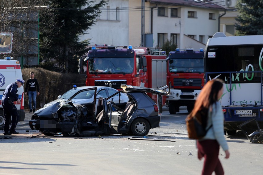 Kraków. Czołowe zderzenie autobusu MPK z osobówką. Cztery osoby odniosły obrażenia