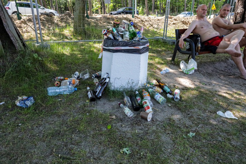 Po weekendzie ze śmieciami nad Głębokim w Szczecinie. Będzie więcej koszy na odpady?  