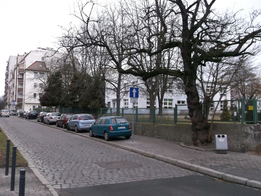Wrocław: Ulica Dobra tylko w jednym kierunku. A kierowcy i tak jeżdżą "na pamięć" (ZDJĘCIA)