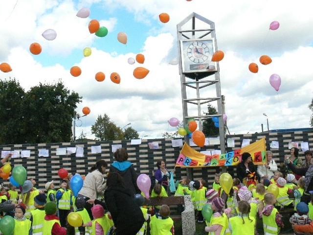 Setka balonów poszybowała w niebo w Dniu Przedszkolaka