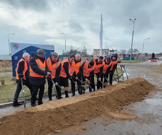 Przy ulicy Radwana wbito łopaty i uroczyście rozpoczęto rozbudowę drogi wojewódzkiej 754 w Ostrowcu Świętokrzyskim