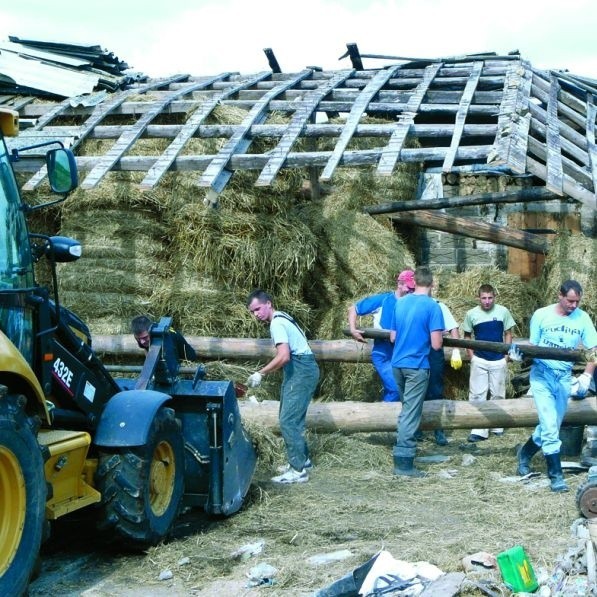Pomoc mieszkańców w uprzątnięciu kompletnie zniszczonej stodoły była bezcenna. Niezbędna będzie także duża suma pieniędzy, aby niedługo w tym miejscu stanął nowy budynek gospodarczy.