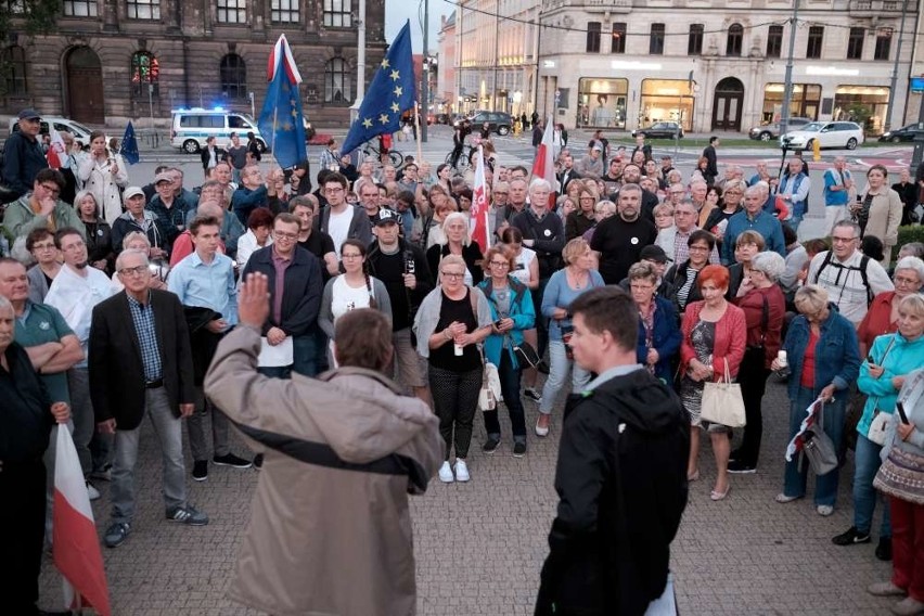 Skromna demonstracja KOD-u na placu Wolności [ZDJĘCIA]