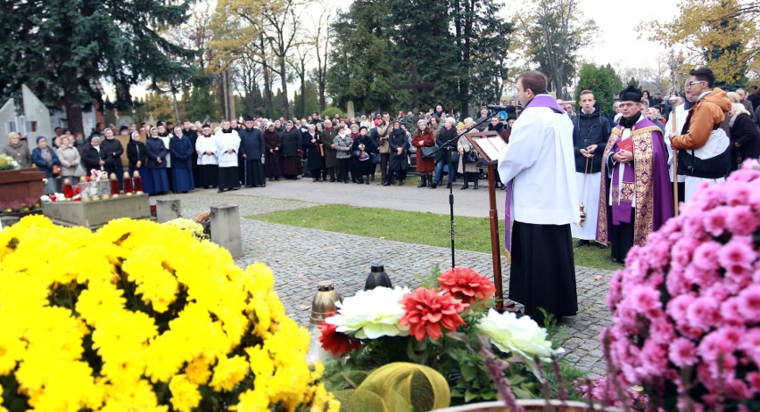 Nowy Sącz. Procesja przeszła alejkami cmentarza przy ul. Rejtana [ZDJĘCIA, WIDEO]