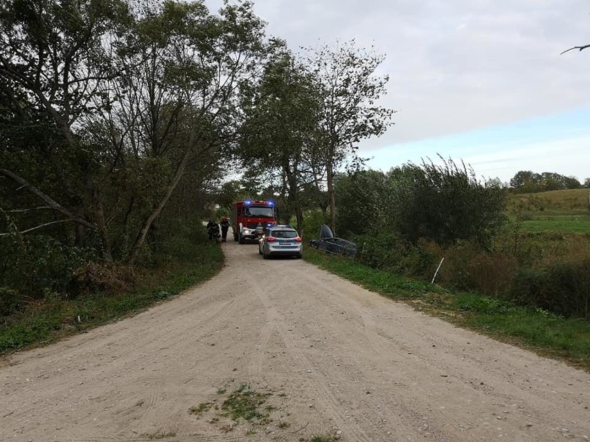 Ublik: Wypadek w powiecie piskim. Samochód osobowy uderzył w przydrożne drzewo [ZDJĘCIA] 16.09.2019