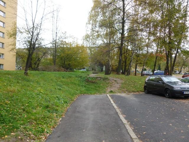 Chodnik w bielskim osiedlu Wojska Polskiego urywa się i przemienia w stromą ścieżkę