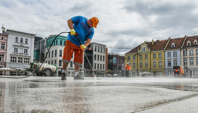 Bydgoszczanie najwięcej zastrzeżeń do rewitalizacji Starego Rynku zgłaszali w związku z "brudnymi" kamiennymi płytami, które pokrywają rynek.