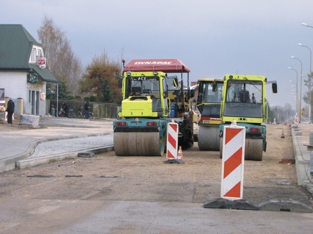 Właściciele ulicy Buczka twierdzą, że sprzęt na remontowanej drodze częściej stoi, niż pracuje.