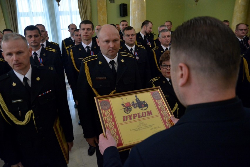 Odznaczenia, awanse i dyplomy dla strażaków (ZDJĘCIA)