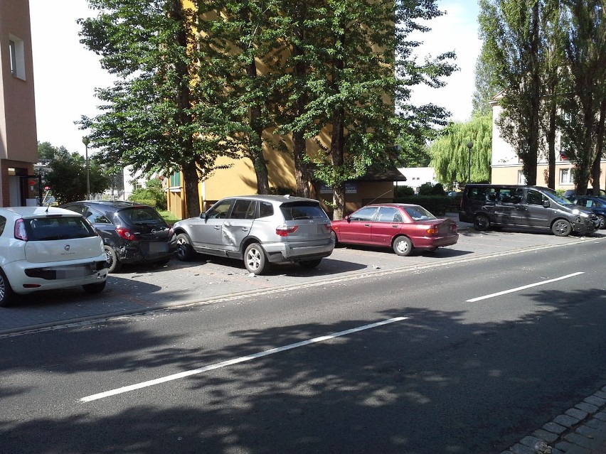 Mercedesem uszkodził pięć samochodów zaparkowanych przy ul....