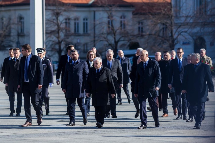 Poseł Kaczyński otoczony członkami partii PiS podczas...