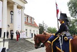 Generał Dąbrowski dokonał przeglądu wojsk w swoim pałacu. W Winnej Górze spotkali się uczniowie szkół jego imienia