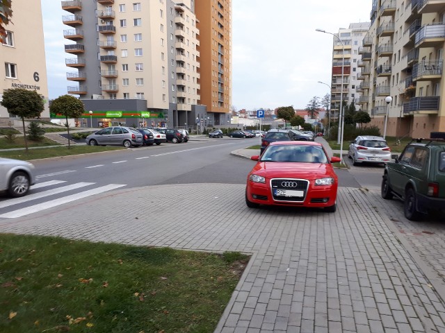 - Rzeszów, ulica Architektów. Tak samochód stoi od kilku dni, zresztą tam codziennie cyrki się dzieją - pisze internauta. 