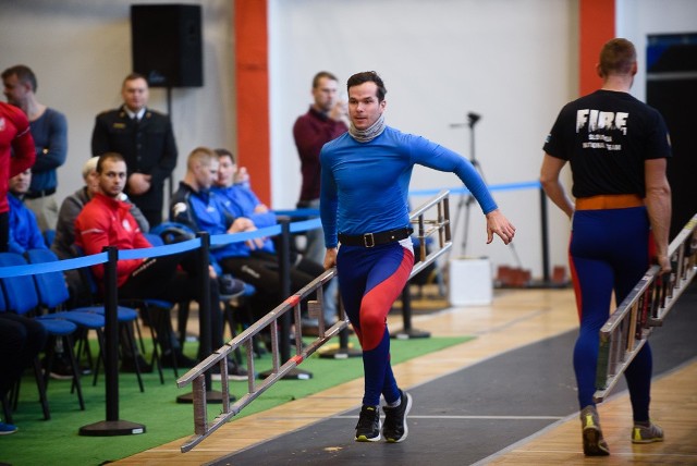 W drugim dniu zawodów uczestniczyło 63 strażaków z całej Polski. Do pokonania mieli pożarniczy tor przeszkód oraz wspinanie przy użyciu drabiny hakowej