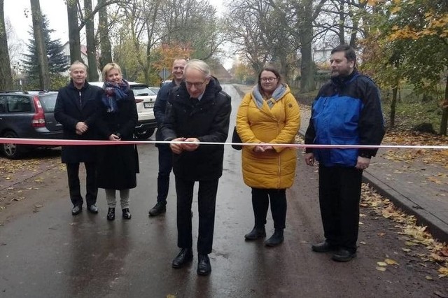 Przebudowę dróg gminnych w 2019 r.: Trzebcz Szlachecki - Stablewice i Trzebcz Szlachecki - Wieś zakończyło symboliczne przecięcie wstęgi przez wójta Mieczysława Misiaszka