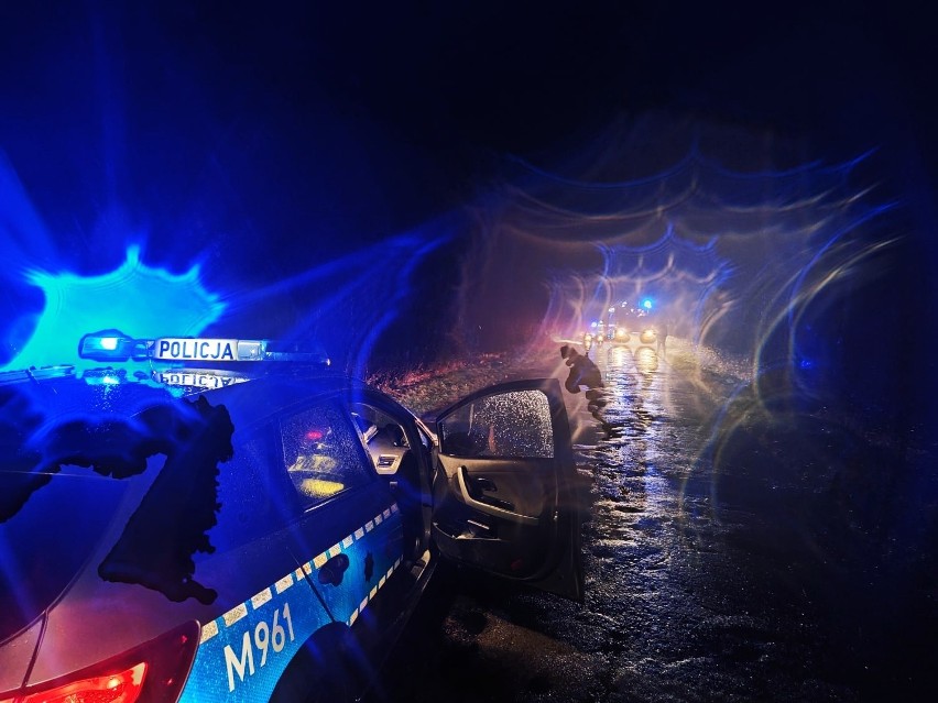 Śmiertelny wypadek w miejscowości Poniaty. BMW dachowało na drodze Ciechanowiec - Perlejewo. Zginął 19-latek [ZDJĘCIA]