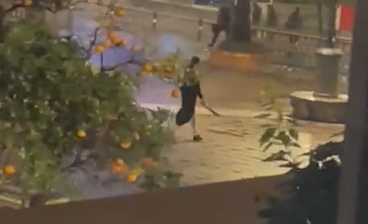 Klatka z nagrania, pokazująca prawdopodobnego sprawcę ataku w mieście Algeciras w Hiszpanii.