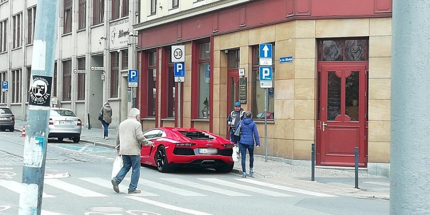 Zaparkował przy przejściu dla pieszych lamborghini warte 1,2 mln złotych [ZDJĘCIA]