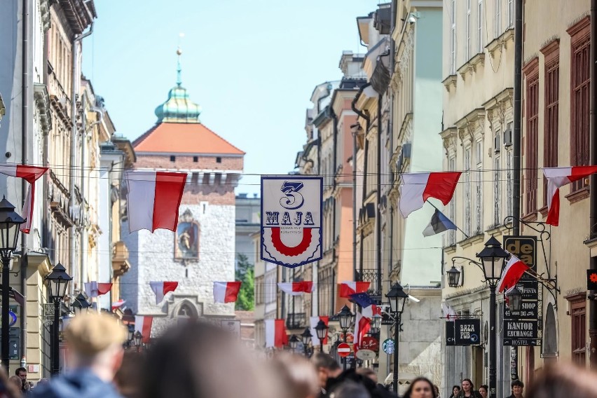 Kraków biało-czerwony na majowe święta. Zobacz, jak jest udekorowane miasto