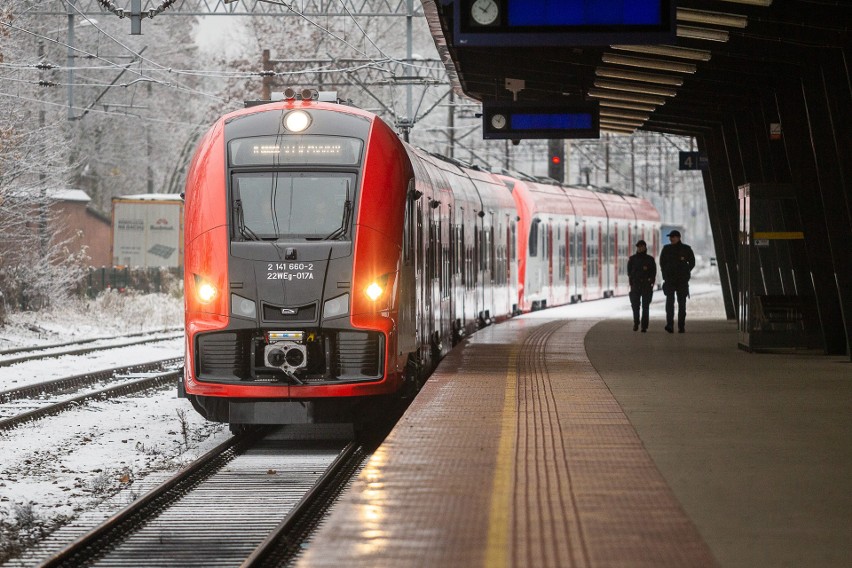 Pociąg wyjeżdża w swoją pierwszą podróż