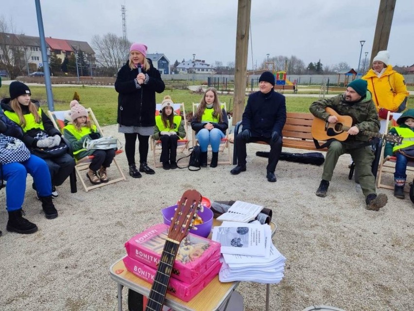 Radosne śpiewogranie w Parku Miejskim w Chęcinach. Śpiewali wolontariusze, harcerze i pan burmistrz