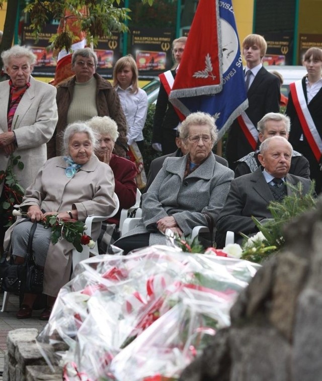 Mimo dekad, jakie upłynęły od tamtych tragicznych wydarzeń, delegacje Sybiraków wciąż licznie stawiają się na nowosolskich uroczystościach.