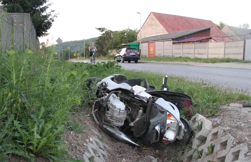 Wypadek skutera z seatem w Mąchocicach. 13-letni kierowca jednośladu w szpitalu