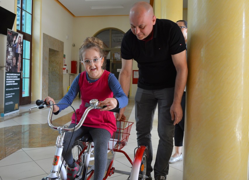 Troje niepełnosprawnych w piątek w Skarżysku otrzymało rowery rehabilitacyjne 