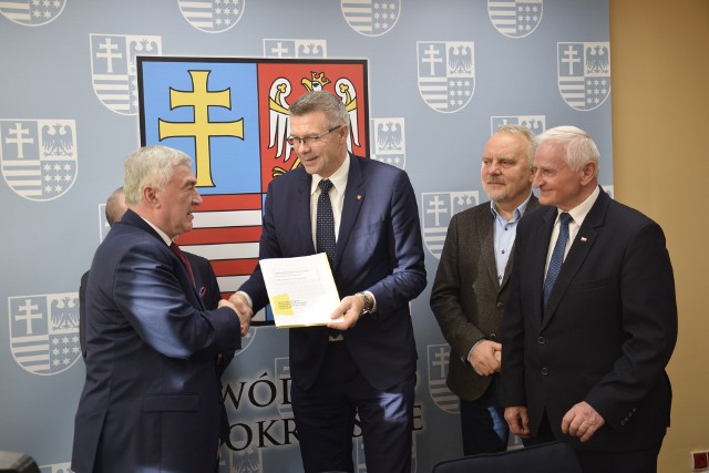 W poniedziałek, 16 grudnia w Urzędzie Marszałkowskim prezydent Kielc Bogdan Wenta oraz marszałek województwa świętokrzyskiego Andrzej Bętkowski podpisali umowę na realizację projektu "Kielecki rower miejski".