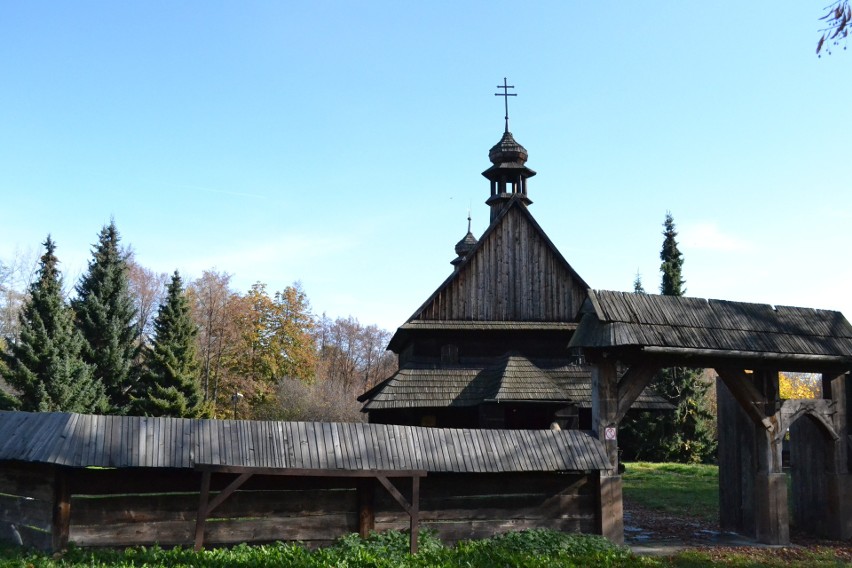 Wystawa szat liturgicznych wewnątrz zabytkowej świątyni