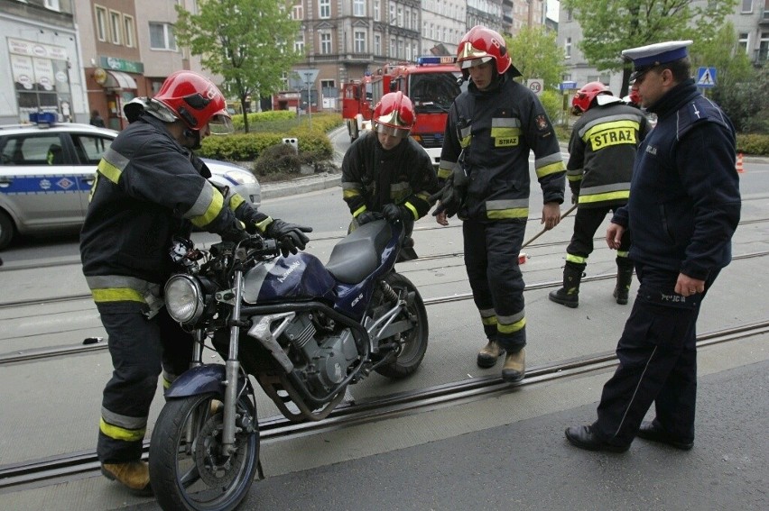 Wrocław: Samochód wjechał w motocyklistę. 22-latek w szpitalu (ZDJĘCIA)