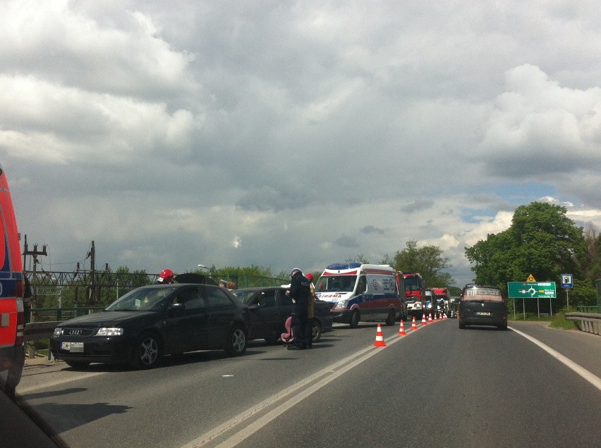 Wypadek na drodze Oława - Wrocław. Zablokowany jeden pas pod Siechnicami (ZDJĘCIA)
