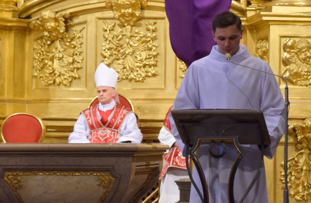 Liturgii Wielkiego Piątku w Bazylice Katedralnej w Kielcach przewodniczył ksiądz biskup Marian Florczyk