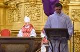 Liturgia Wielkiego Piątku w Bazylice Katedralnej w Kielcach. -Krzyżu, bądź pochwalony i uwielbiony!- mówił biskup Marian Florczyk 