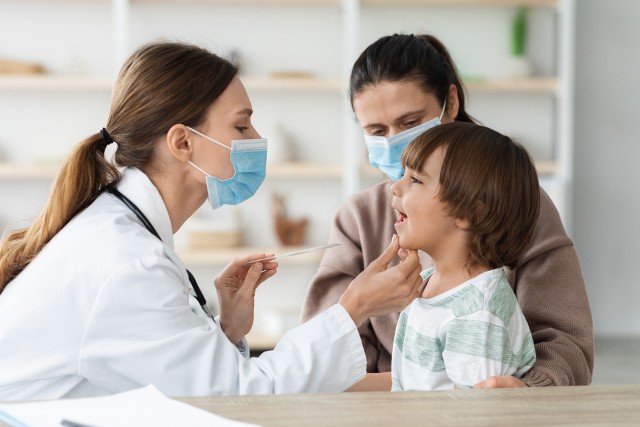Wykonanie testu umożliwiającego wykrycie, czy przyczyną objawów infekcji oddechowej jest wirus RSV, zaleca się zwłaszcza w przypadku dzieci.