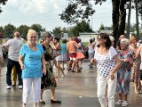 Czwartkowa potańcówka "Taniec pod Gwiazdami" nad zalewem Borki w Radomiu. Mimo upału bawiło się dużo osób. Zobacz zdjęcia