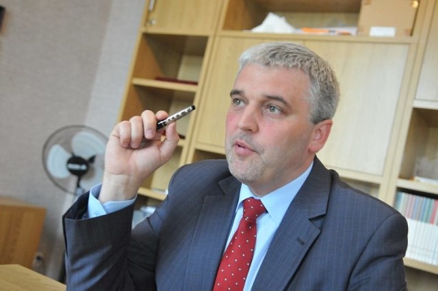 - Przy łączeniu szkół w grę wchodził czynnik ekonomiczny i organizacyjny - wskazuje burmistrz Tomasz Kurasiński