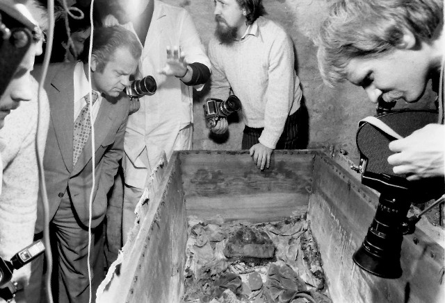 Na otwartymi 4 lipca 1977 sarkofagiem i trumną księcia Ernesta Bogusława Croy  konserwatory zabytków, dokumentaliści oraz (pierwszy z lewej) ówczesny prezydent Słupska Stanisław Laskus