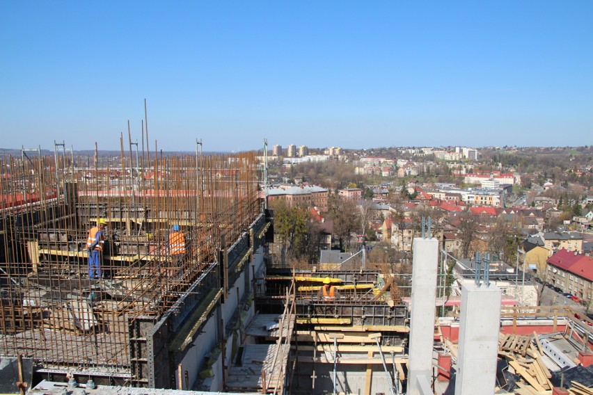 W Cieszynie powstaje lądowisko dla helikopterów na dachu szpitala, tak wygląda plac budowy ZDJĘCIA