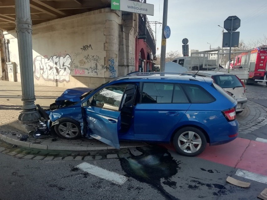 Groźny wypadek w centrum Wrocławia. Jedna osoba ranna