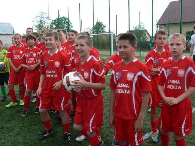 Najbardziej z boiska cieszyli się młodzi zawodnicy miejscowego klubu sportowego.