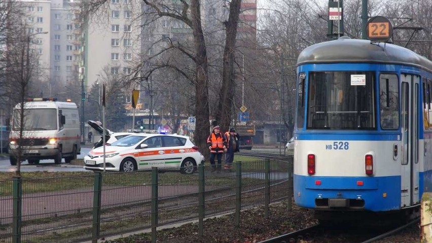 Kraków. Wykolejony tramwaj na al. Pokoju [ZDJĘCIA]