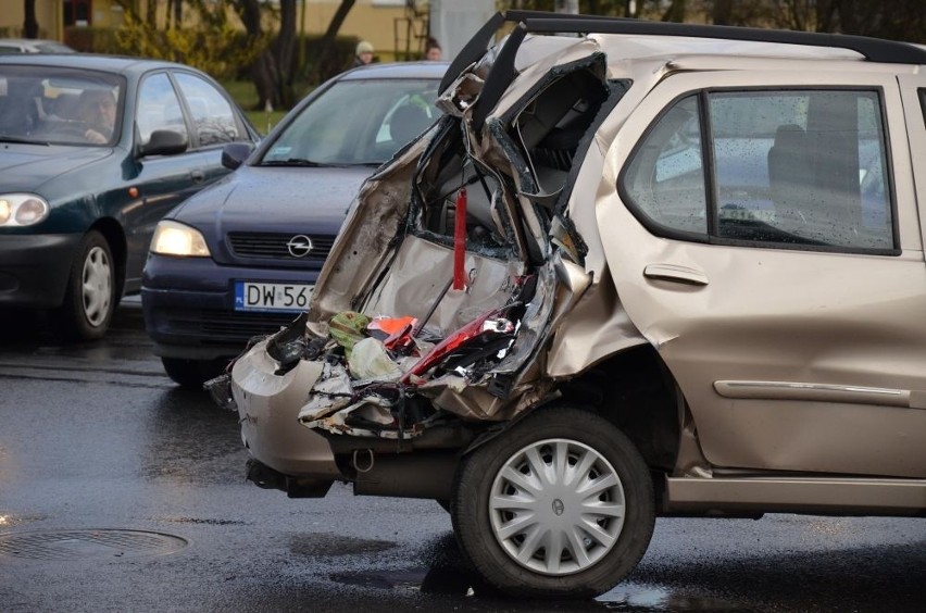 Wrocław: Wypadek na Grabiszyńskiej. Ciężarówka uderzyła w samochód osobowy (ZDJĘCIA)