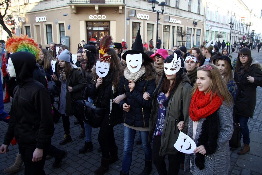 Parada na lubelskim deptaku: Zbliża się Festiwal Teatralny "Zwierciadła" (ZDJĘCIA, WIDEO)