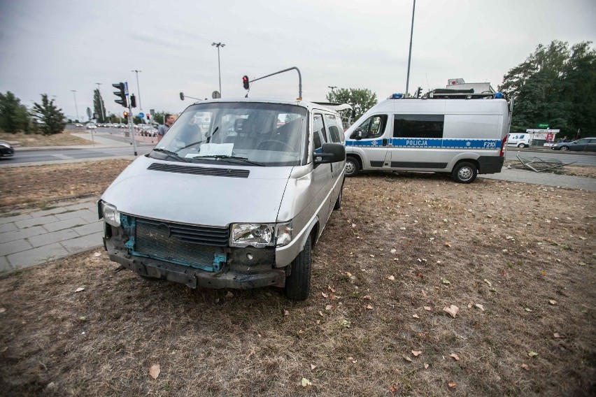 Wypadek na Aleksandrowskiej w Łodzi. Trzy osoby ranne [ZDJĘCIA]